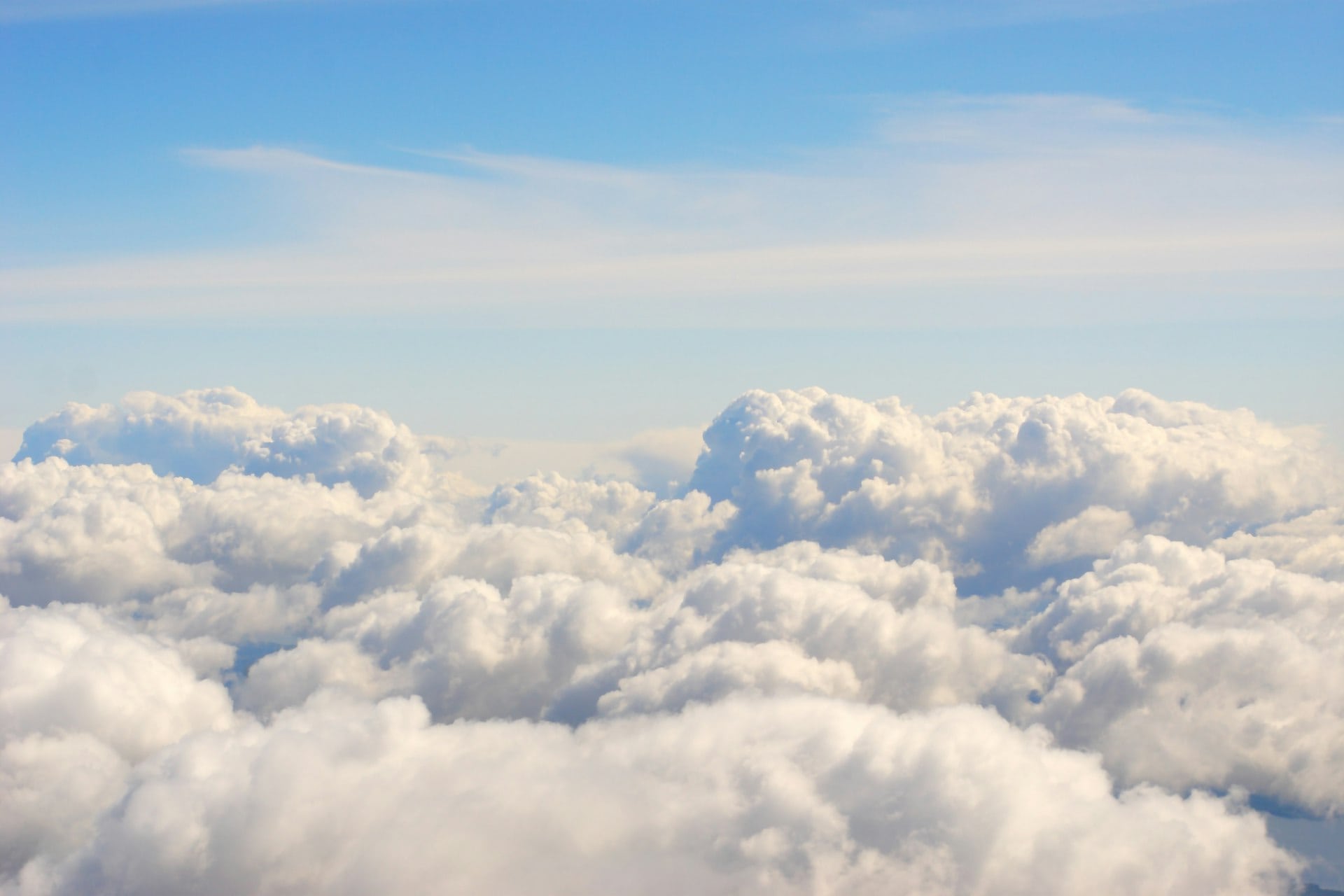Himmel mit Wolken im Morgenlicht