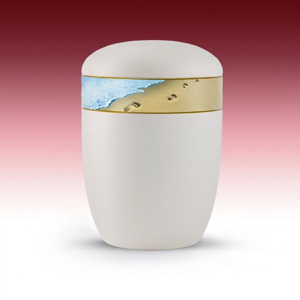 Wasserurne 1021 – weisse Urne mit Strandbordüre und Fussspuren